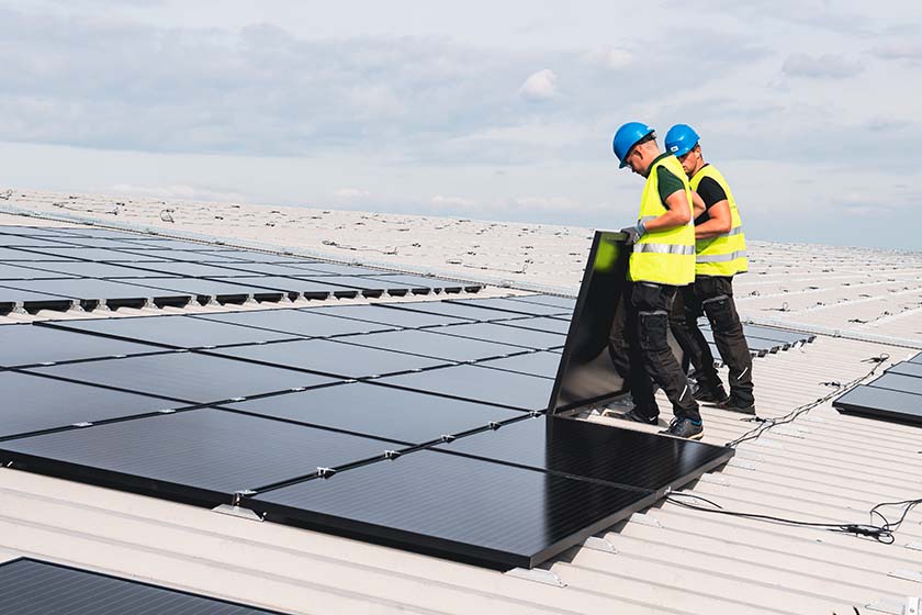 Zonnepanelen leggen op dak