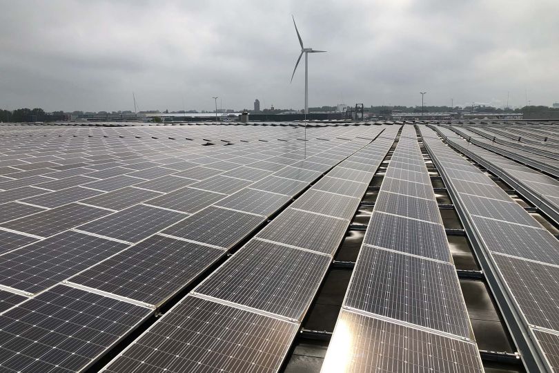 Zonnepanelen op dak en wateraccumulatie